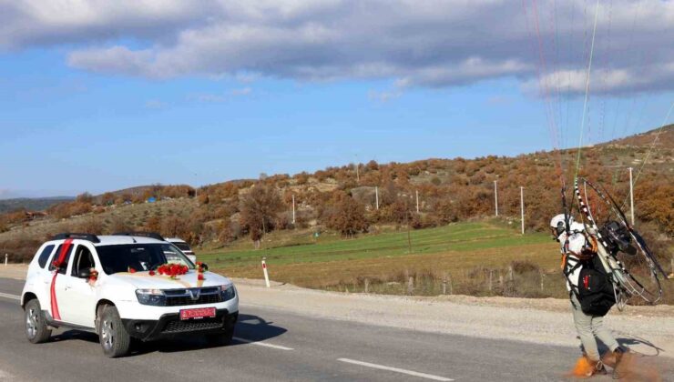 Paramotorla inip gelin arabasının önünü kestiler