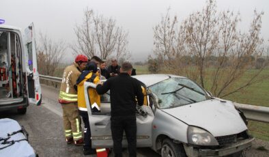 Kontrolden çıkan otomobil refüje ve bariyerlere çarptı: 1 ölü, 1 yaralı