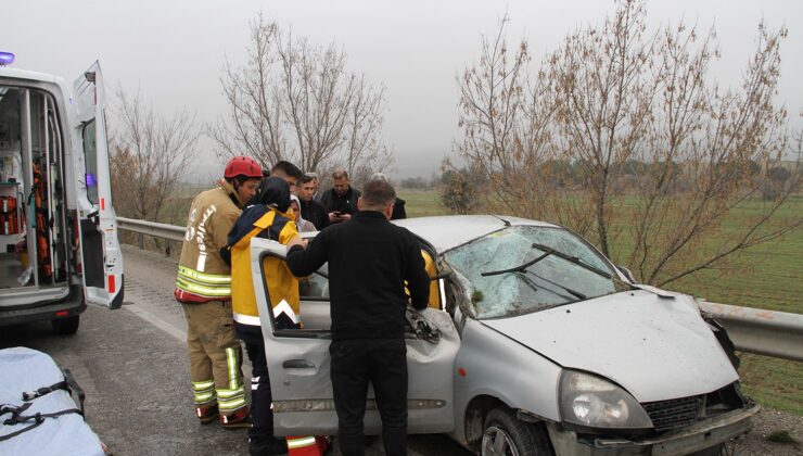 Kontrolden çıkan otomobil refüje ve bariyerlere çarptı: 1 ölü, 1 yaralı
