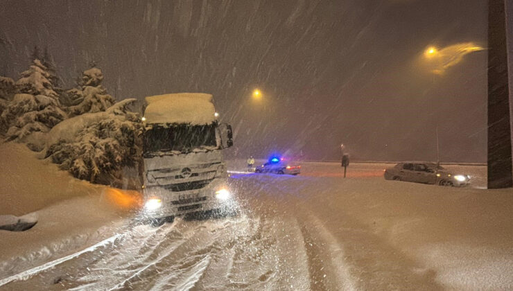 Bolu Dağı ağır tonajlı araçların geçişine kapatıldı: Kar kalınlığı 40 santimetreyi geçti