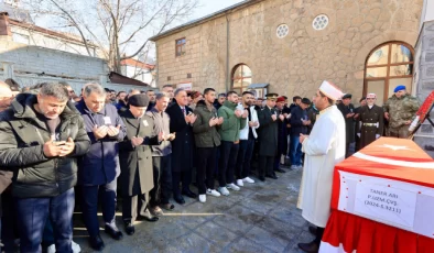Şehit cenazesinde acılı babanın terlikli hali görenleri kahretti