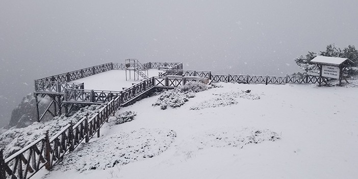Spil Dağı Milli Parkı’na mevsimin ilk karı yağdı