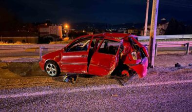 Manisa’da otomobil elektrik direğine çarptı: 2 ölü, 1 ağır yaralı