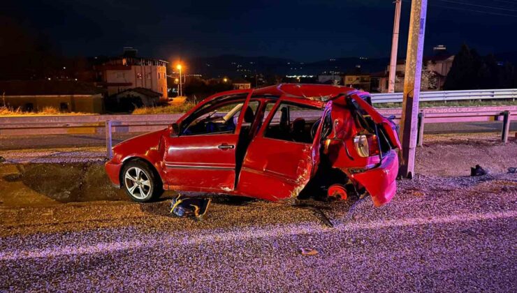 Manisa’da otomobil elektrik direğine çarptı: 2 ölü, 1 ağır yaralı