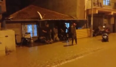 Manisa’da sağanak yağış etkili oldu: Otomobil dereye düştü, elektrikli otomobil alev aldı